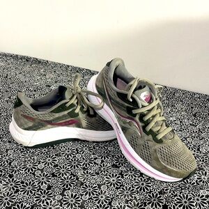 Womens Saucony OMNI size 7.5 grey and pink